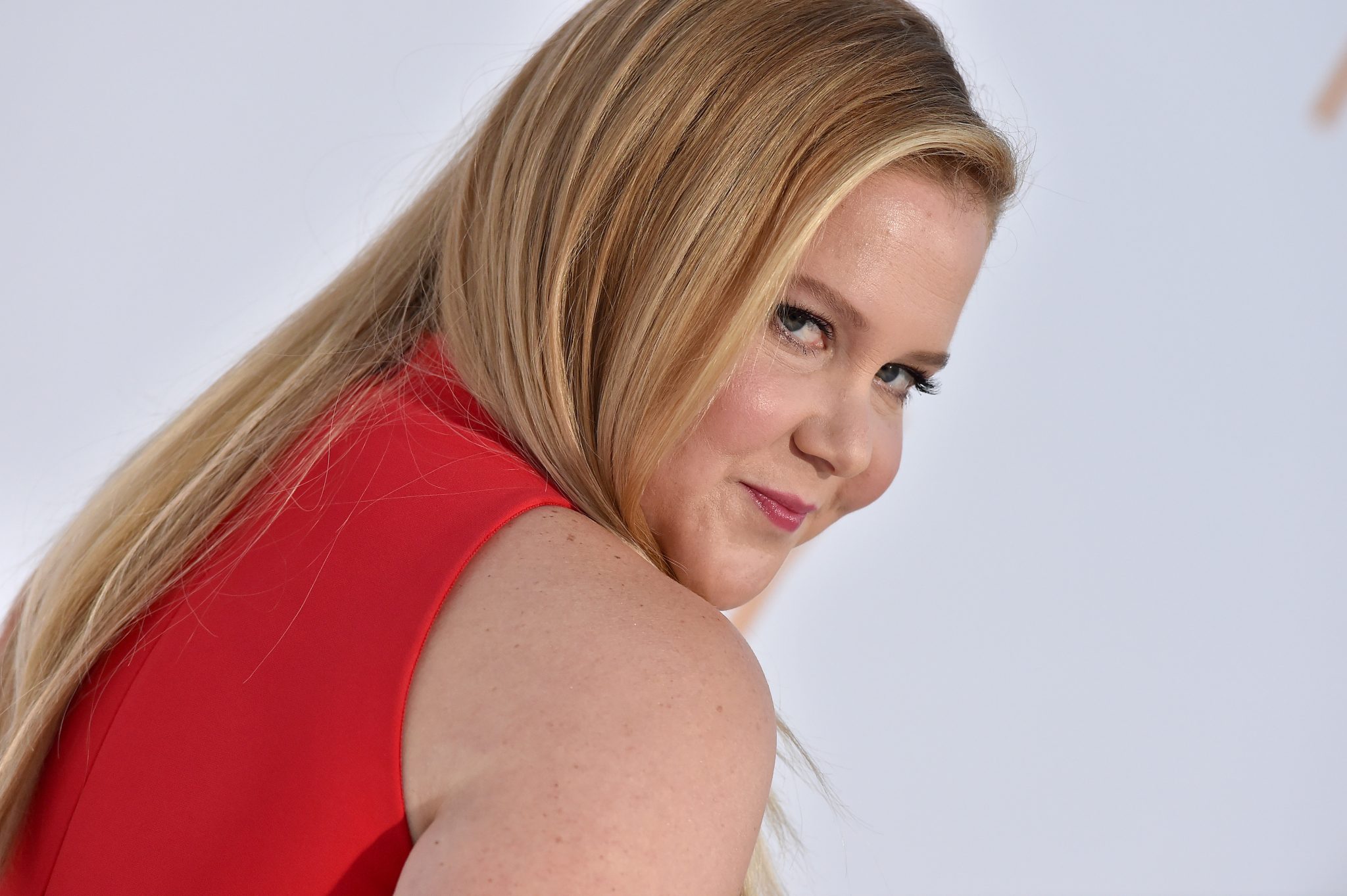 Amy Schumer Divides Twitter With Story About Her Partner’s “worthless” Proposal