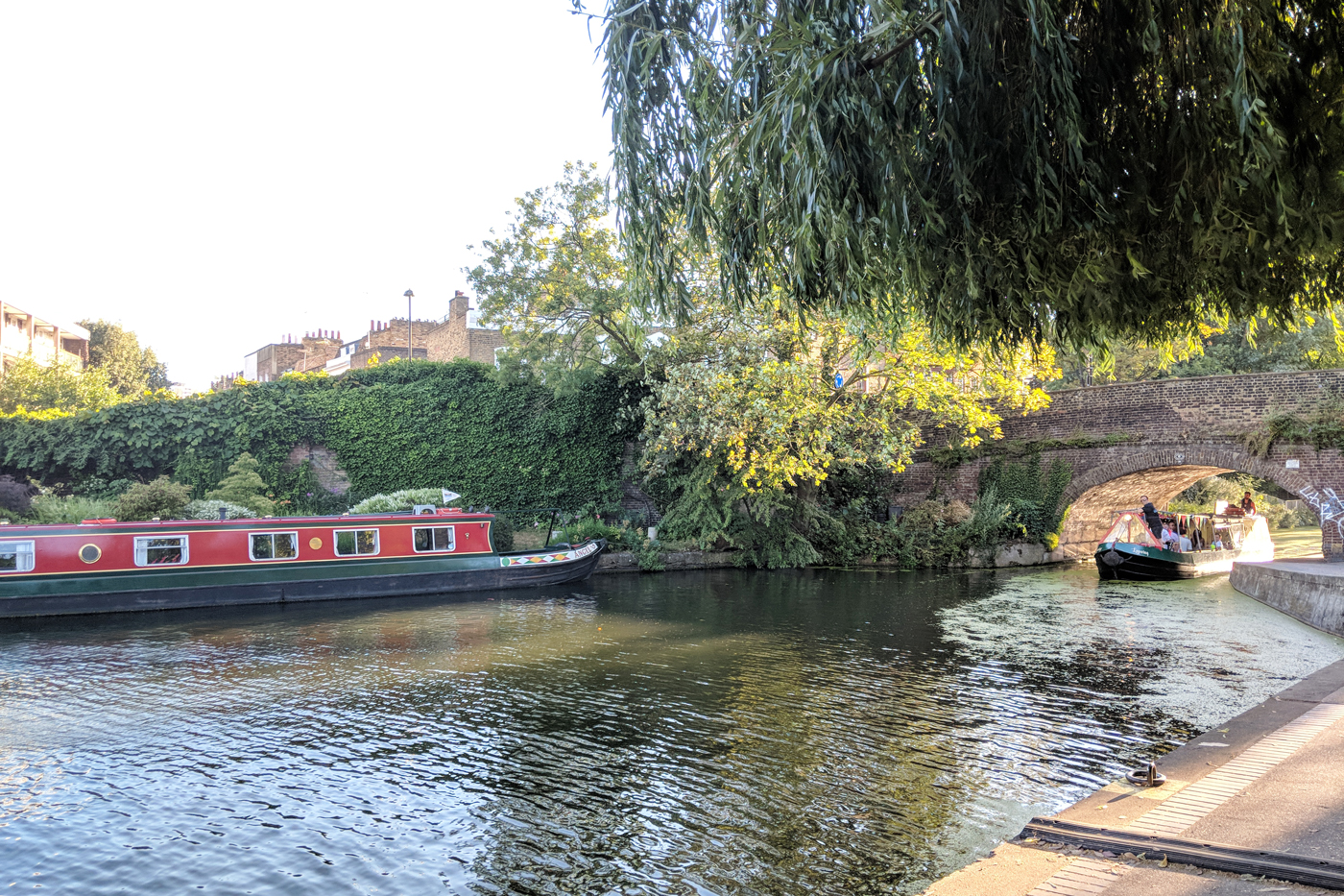 Home Interiors What It S Really Like To Live In An Unconventional Home   London Houseboat Canal 