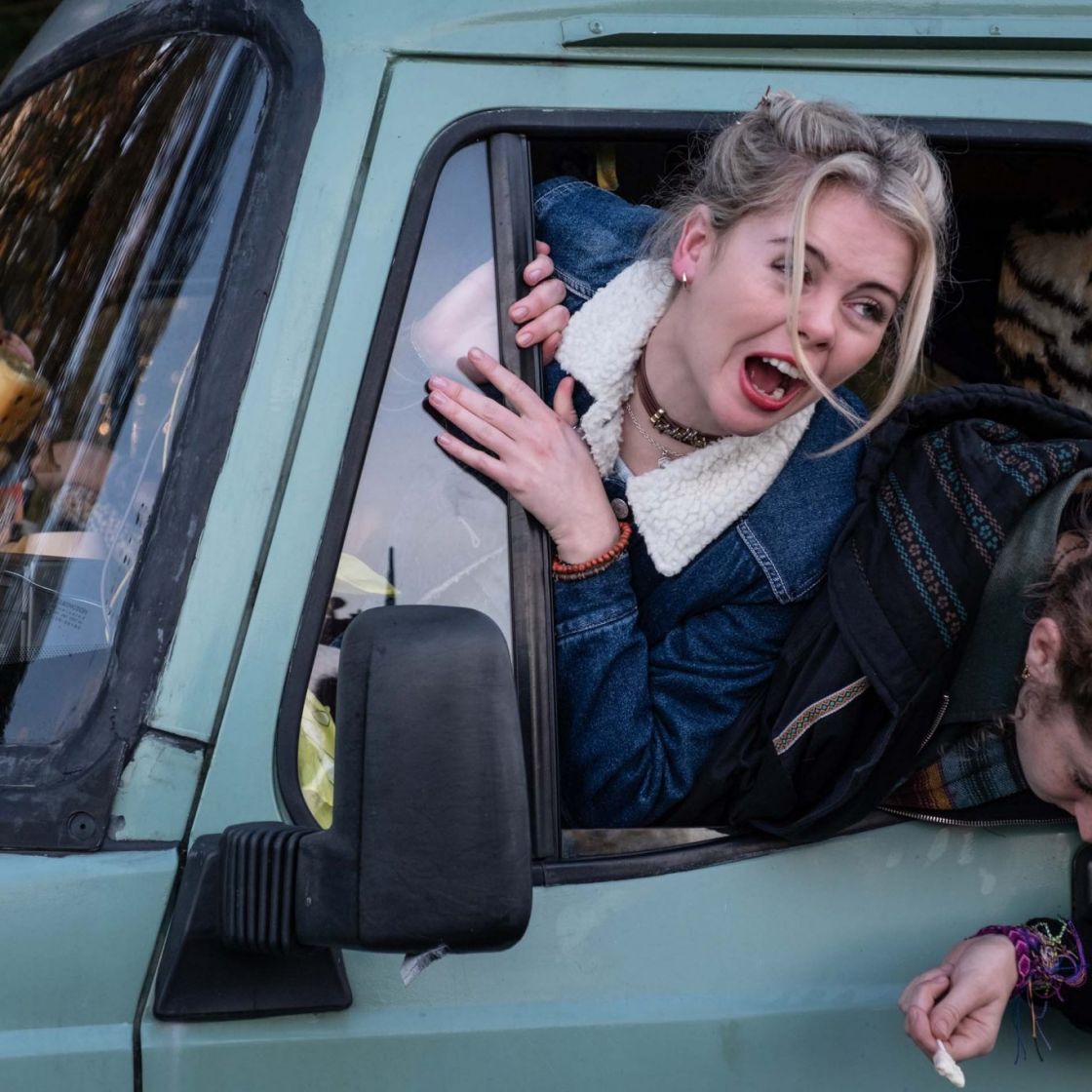 Derry Girls Season 2 Episode 3 Recap Michelle And Erin Watch Take That In Dublin