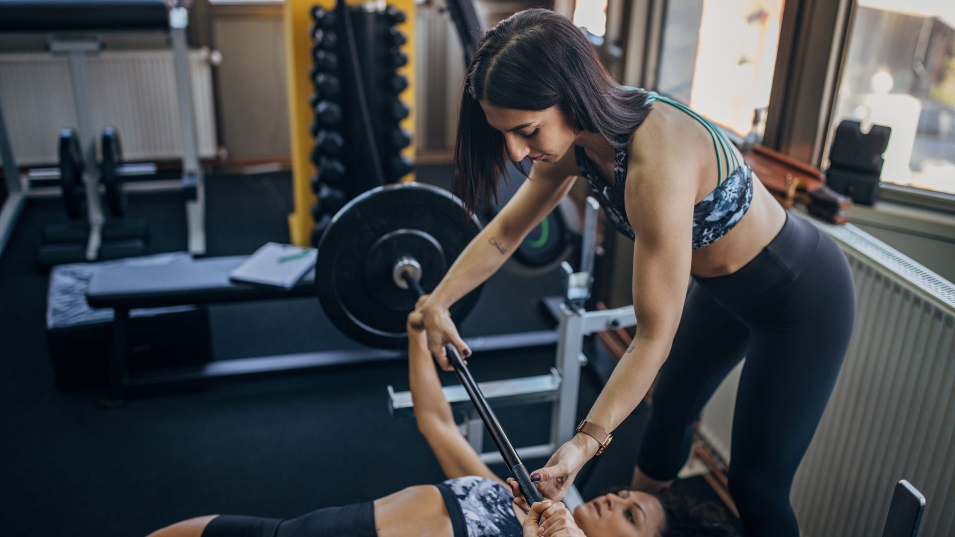 do-i-need-a-spotter-at-the-gym-train-with-a-friend-to-lift-more