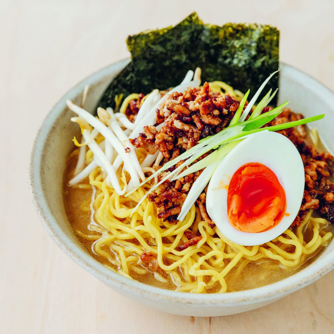 https://images-stylist.s3-eu-west-1.amazonaws.com/app/uploads/2023/08/24102144/quick-garlic-miso-ramen-4-crop-1692974092-1280x1280.jpg